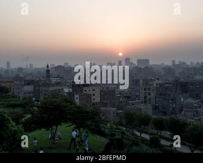 Parc Al Azhar, le Caire, Egypte, octobre 2019, les gens se rassemblent au coucher du soleil Banque D'Images