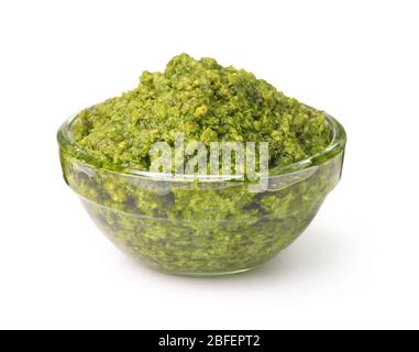 Bol en verre de sauce pesto fraîche isolé sur blanc Banque D'Images