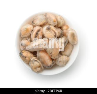 Vue de dessus du bol avec viande de moules cuites congelée isolée sur blanc Banque D'Images