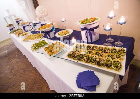 un copieux buffet composé de sandwichs et d'hors-d'œuvre est à votre disposition pour les clients et la fête Banque D'Images