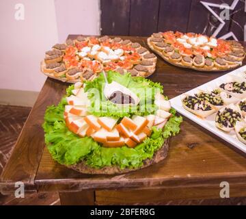 un copieux buffet composé de sandwichs et d'hors-d'œuvre est à votre disposition pour les clients et la fête Banque D'Images