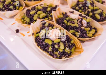 super pour votre fête, petits bateaux avec haricots noirs et crevettes Banque D'Images