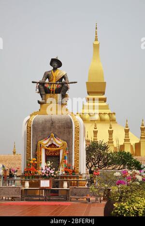 Statue roi Sethathirath et temple Pha That Luang à Vientiane. Laos Banque D'Images