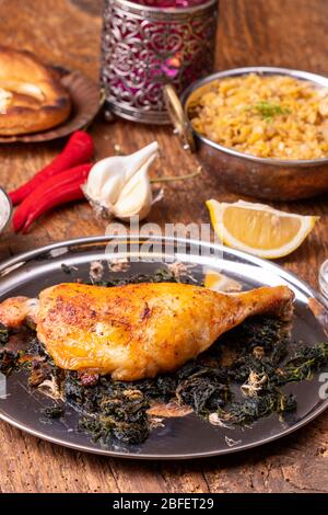 Spinach indien sur poulet en bois Banque D'Images