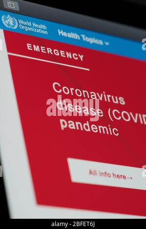 New-York , États-Unis - 18 avril 2020: Message d'urgence sur le site WEB DE L'OMS concernant la vue rapprochée du coronovirus sur l'écran d'un ordinateur portable Banque D'Images