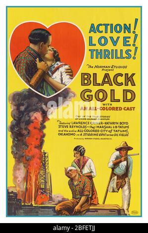 Affiche de film "All colored Cast" 1920 des Etats-Unis, raciste et non politiquement correcte . Avec une vignette en forme de coeur d'un homme embrassant une femme. À côté de ce texte est le texte qui lit action! / Amour! / sensations fortes! Texte lisant les studios Norman présentent DE L'OR NOIR avec une coute de toutes les couleurs» «l'une des vraies histoires d'exemples vivants colorés» avec LAWRENCE CRINER - KATHRYN BOYD / STEVEL REYNOLDS - (Peg) MARSHALL - B - TATUMS / et toute la VILLE DE TATUMS, OKLAHOMO DANS UN EPIC D'AGITATION DES CHAMPS PÉTROLIFÈRES / PRODUIT PAR NORMAN STUDIOS, ARLINGTON, FLA.]. Illustration d'une plate-forme à huile brûlante. Banque D'Images