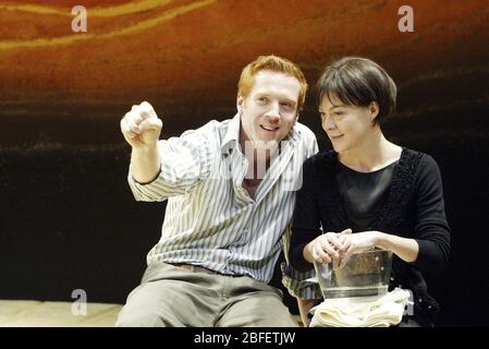 Damian Lewis (Daniel), Helen McClory (Miranda) dans CINQ ANNEAUX D'OR par Joanna Laurens dirigé par Michael Attenborough au Almeida Theatre, Londres en 2003 conception: Es Devlin Banque D'Images