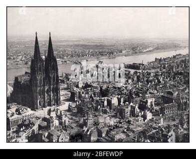 Cathédrale de Cologne de la seconde Guerre mondiale 1945 intact debout après la précision RAF bombe alliée visant, au milieu d'une vaste bombe bombardant la destruction raid causée par les raids aériens de bombardement 'Reprisals' de la seconde Guerre mondiale le 9 mars 1945 deux mois plus tard avec Hitler mort, l'Allemagne nazie a été confrontée à l'effacement total, Inconditionnellement remis le 8 mai 1945 seconde Guerre mondiale seconde Guerre mondiale Cologne Allemagne Banque D'Images