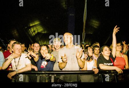 Foule se bousant dans un grand chapiteau au festival des homelands, Hampshire, Royaume-Uni 2002 Banque D'Images