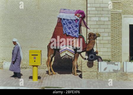 Un chameau avec un calèche de howdah à l'extérieur de la Grande Mosquée de Kairouan. Tunisie. Afrique du Nord Banque D'Images