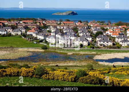 En regardant vers le nord du côté est de la loi de Berwick à Glenburn Road et Lochbridge Road, North Berwick. Firth of Forth et Craigleith en arrière-plan Banque D'Images