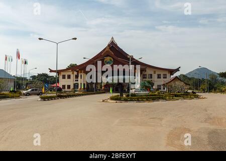 Kenethao, Laos - 07 décembre 2018 : la frontière entre le Laos et la Thaïlande. Bâtiment des douanes au Laos. Passage frontalier Nam Heuang. Banque D'Images