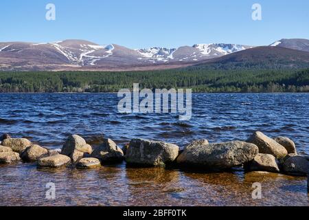 Montagnes de Cairngorm vues du Loch Morlich, Aviemore, Royaume-Uni. 18 avril 2020. ROYAUME-UNI. C'est le point de vue du Caingorm à travers le Loch Morlich. Crédit: JASPERIMAGE/Alay Live News Banque D'Images