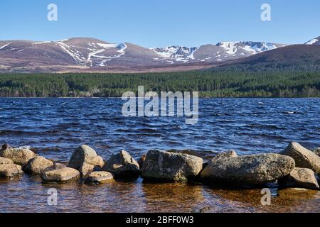 Montagnes de Cairngorm vues du Loch Morlich, Aviemore, Royaume-Uni. 18 avril 2020. ROYAUME-UNI. C'est le point de vue du Caingorm à travers le Loch Morlich. Crédit: JASPERIMAGE/Alay Live News Banque D'Images