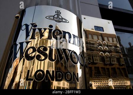 Tourné à l'extérieur de Vivienne Westwood Store, Conduit Street Londres Banque D'Images