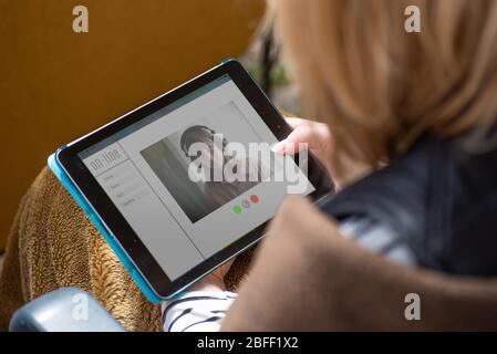 Caucasienne femme chat vidéo avec tablette Banque D'Images