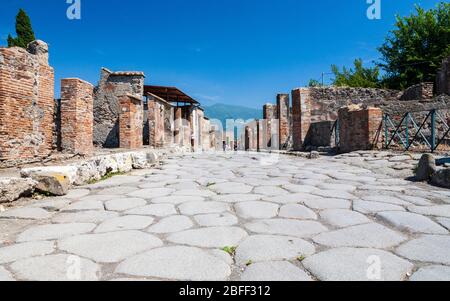 Des pierres de galets usées dans une rue romaine de Pompéi, en Italie Banque D'Images