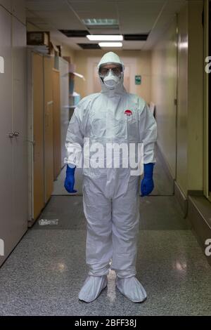 Rome, Italie. 17 avril 2020. Le personnel de santé travaille dans la région de Covid de l'hôpital militaire polyclinique de Celio (Policlinico Militare Celio) où le génome du Coronavirus (COVID-19) a été séquencé. (Photo de Davide Fracassi/Pacific Press/Sipa USA) crédit: SIPA USA/Alay Live News Banque D'Images