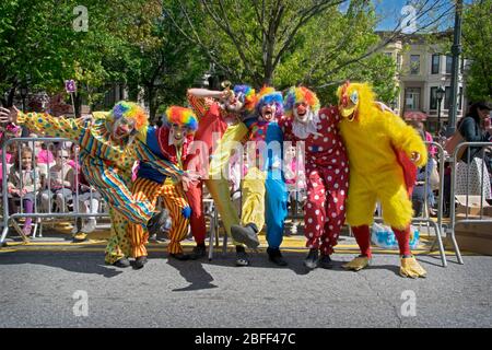 Des hommes juifs orthodoxes vêtus de clowns lors du défilé de Lag B'Omer sur Eastern Parkway sur Crown Heights, Brooklyn, New York. Banque D'Images