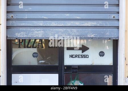 Roma, Italie. 18 avril 2020. Vue sur une pizzeria fermée dans le quartier de Testaccio à Rome (photo de Matteo Nardone/Pacific Press) crédit: Pacific Press Agency/Alay Live News Banque D'Images