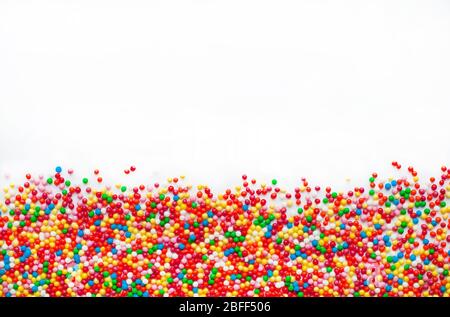 Boules de sucre colorées sur fond blanc. Utilisé pour décorer la cuisson et les bonbons. Banque D'Images