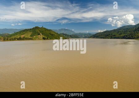 Fleuve mékong, frontière de la province de Sainyabuli et de la province de Luang Prabang au Laos. Banque D'Images