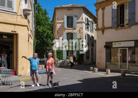 Des gens qui bavardent dans les rues d'Arles, France, Europe Banque D'Images