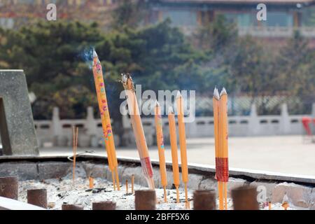 Encens brûlants au Palais du Bouddha de Jade. Le Palais de Mahavira, Anshan, province de Liaoning, Chine, Asie. Banque D'Images