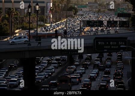 Vue sur le trafic lourd de Los Angeles sur un Freeway 110 Harbour bourré dans le centre-ville Banque D'Images