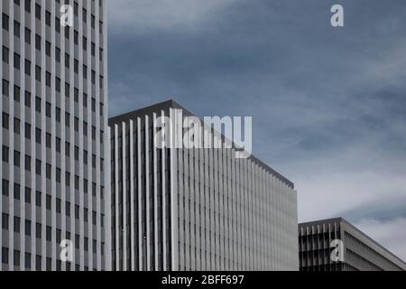 Drab gris plat architecture anonyme des photos de blocky bureau rétro brutaliste des tours de bureaux des années 60 dans le centre-ville de Los Angeles Banque D'Images