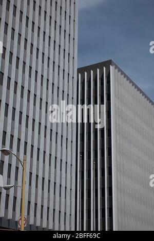 Drab gris plat architecture anonyme des photos de blocky bureau rétro brutaliste des tours de bureaux des années 60 dans le centre-ville de Los Angeles Banque D'Images