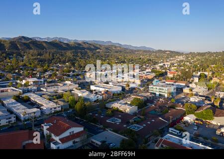 Vue aérienne au-dessus du quartier d'Eagle Rock dans le nord-est de Los Angeles au coucher du soleil Banque D'Images