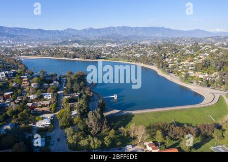 Vue aérienne au-dessus du réservoir Silver Lake à Los Angeles, Californie, le jour ensoleillé Banque D'Images