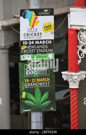 Le Cap, Afrique du Sud, Afrique - 12 mars 2020: Deux affiches sur long Street annoncent les événements Cannabis Expo et Cricket World Cup en mars 2020. Banque D'Images