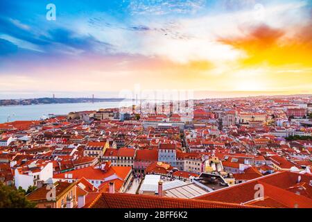 Magnifique panorama de la vieille ville et du quartier de Baixa dans la ville de Lisbonne au coucher du soleil, vu de la colline du château de Sao Jorge, Portugal Banque D'Images