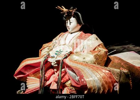 Une poupée japonaise Ningyo, exposée portant un costume traditionnel Banque D'Images