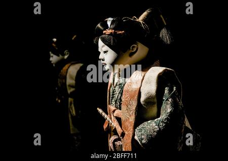 Une poupée japonaise Ningyo, exposée portant un costume traditionnel Banque D'Images