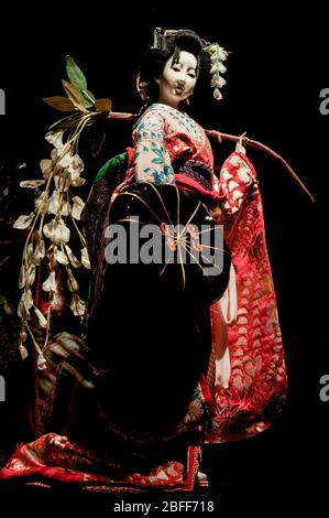 Une poupée japonaise Ningyo, exposée portant un costume traditionnel Banque D'Images