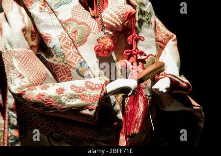 Une poupée japonaise Ningyo, exposée portant un costume traditionnel Banque D'Images