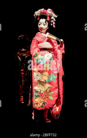 Une poupée japonaise Ningyo, exposée portant un costume traditionnel Banque D'Images