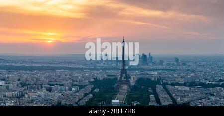 Vue panoramique sur la Tour Eiffel et le Parc de la Tour Eiffel au coucher du soleil, vue depuis le Tour Montparnasse, Paris Banque D'Images