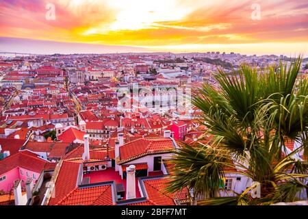 Magnifique panorama de la vieille ville et du quartier de Baixa dans la ville de Lisbonne au coucher du soleil, vu de la colline du château de Sao Jorge, Portugal Banque D'Images