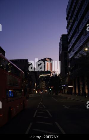 Le Talkie Walkie sous un ciel mauve Banque D'Images