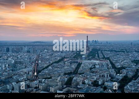 Vue sur la Tour Eiffel et la partie de la Tour Eiffel au coucher du soleil, vue depuis le Tour Montparnasse, Paris Banque D'Images