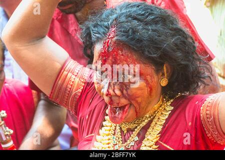 Les dévots en robe rouge et sickleshaped épées à sree Kurumba Temple Sree kurumba Bhagavati, Kodungallur,pendant,festival bharani,Kerala Inde,thrissur Banque D'Images