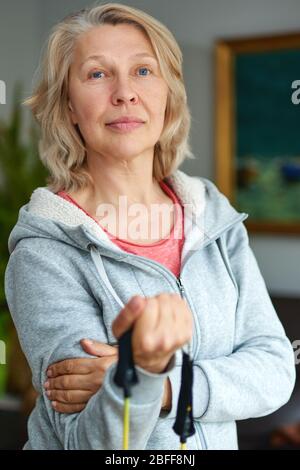 Rester en forme est une façon de vieillir avec grâce. Belle femme âgée prenant plaisir à l'entraînement. Entraînement biceps. Banque D'Images