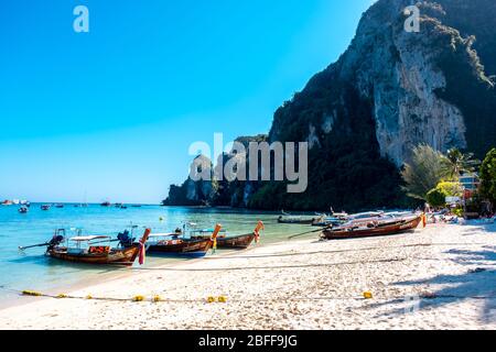 Côte et falaises de l'île de Phi Phi, province de Krabi, Thaïlande Banque D'Images
