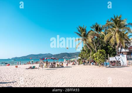 Patong Beach, Phuket / Thaïlande - 15 janvier 2020: Côte de la plage de Patong Beach en journée Banque D'Images