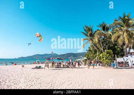 Patong Beach, Phuket / Thaïlande - 15 janvier 2020: Côte de la plage de Patong Beach en journée Banque D'Images