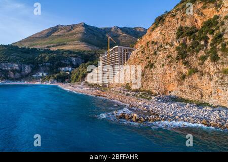 Vue aérienne de l'hôtel inachevé du village de Rezevici, sur la côte du Monténégro. Banque D'Images